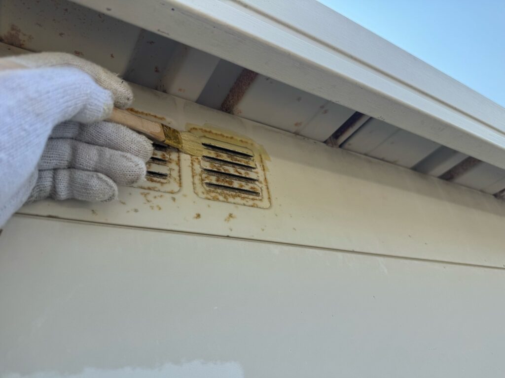 既存のサビ部に先行サビ止め塗布<br />
（この材料は特許のある材料で、浸透性のサビ止めを最初に塗ることにより、よりサビに強くなります。）